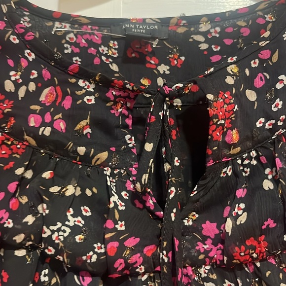 Ann Taylor top, size petite xxs, black with red and pink flowers and gold flecks - Picture 3 of 4